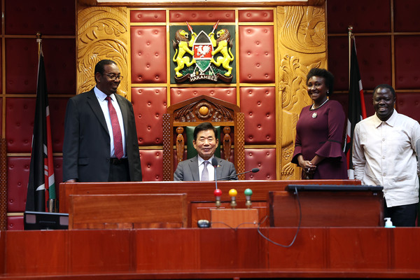 <사진:국회사무처= 김진표 의장이 케냐 하원 회의장을 둘러보고 있다. 좌측부터 파라 말림 하원의원, 김진표 의장, 숄레이 하원부의장, 운도 윌버포스 하원의원.>