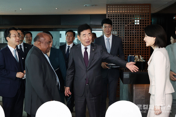 <사진:국회사무처=김진표 의장이 아베와르다나 의장에게 배우 이영애씨를 소개하고 있다.>