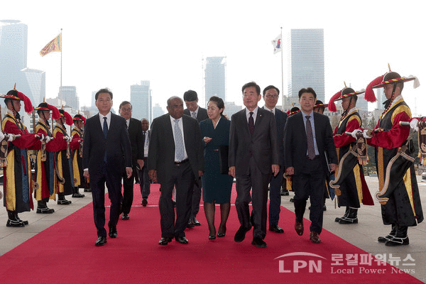 <사진:국회사무처=김진표 의장과 아베와르다나 의장이 의장대 사열을 받으며 입장하고 있다.>