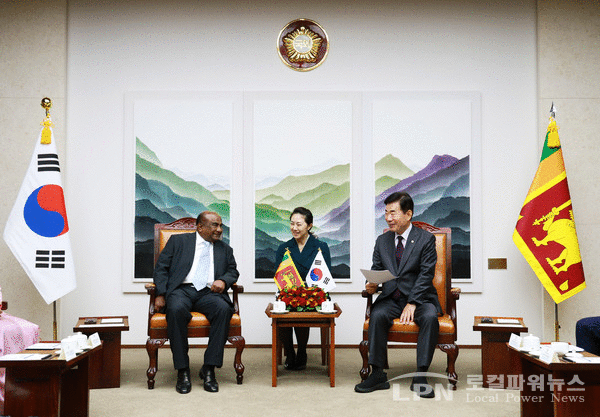 <사진:국회사무처=김진표 의장과 아베와르다나 의장이 회담하고 있다.>