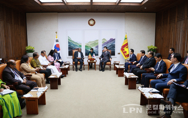 <사진:국회사무처=김진표 의장과 아베와르다나 의장이 회담하고 있다.>