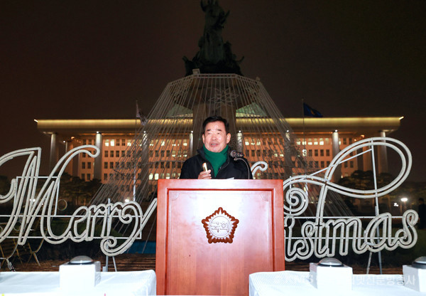 <사진:국회사무처=국회 성탄트리 점등식에서 축사하는 김진표 국회의장>